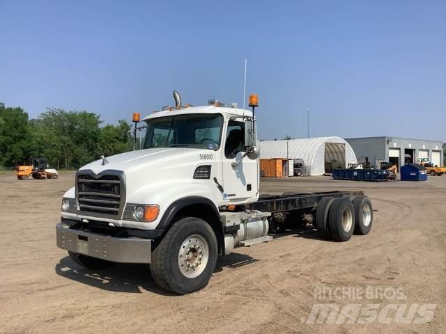 Mack CV713 Кабини