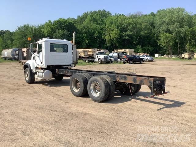 Mack CV713 Кабини