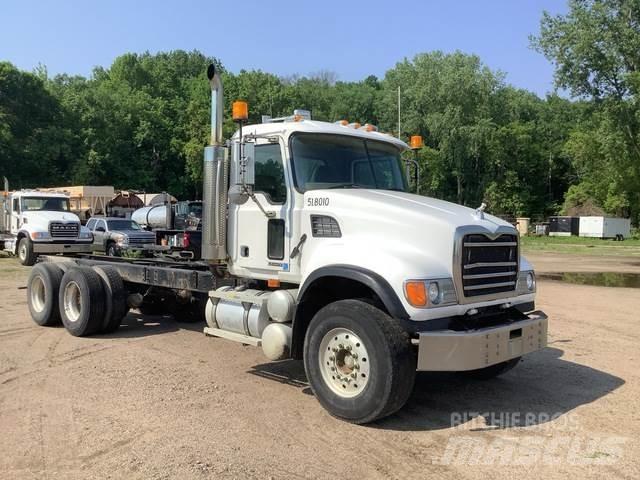 Mack CV713 Кабини