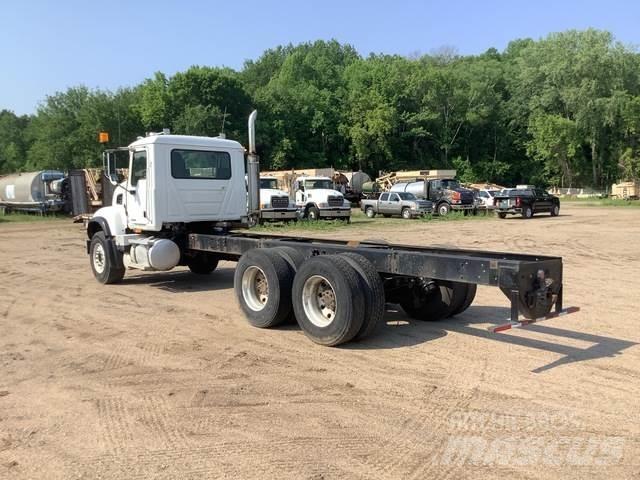 Mack CV713 Кабини