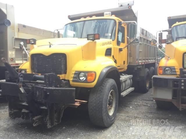 Mack CV713 Разстилачки на пясък и сол