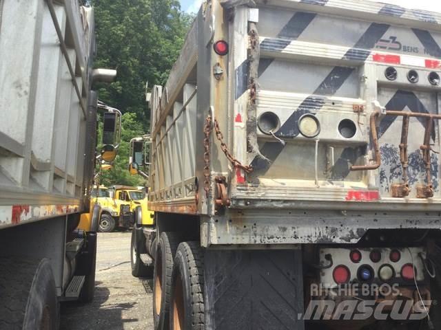 Mack CV713 Разстилачки на пясък и сол