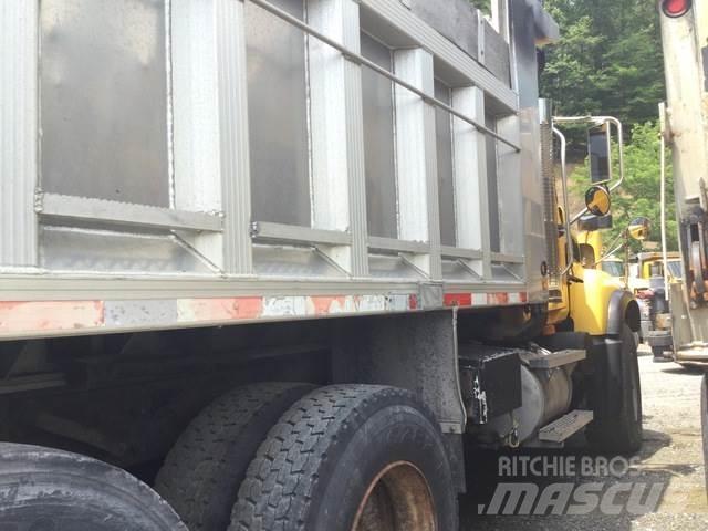 Mack CV713 Разстилачки на пясък и сол