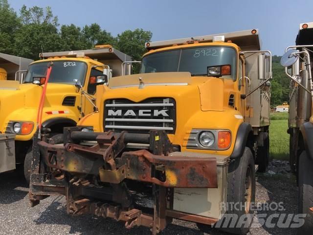 Mack CV713 Разстилачки на пясък и сол