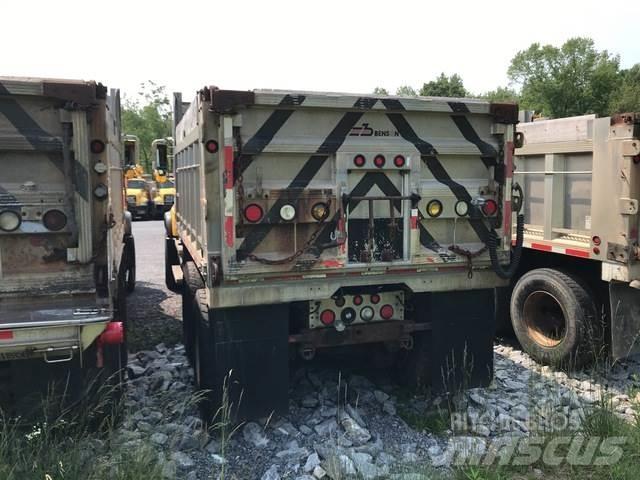 Mack CV713 Разстилачки на пясък и сол