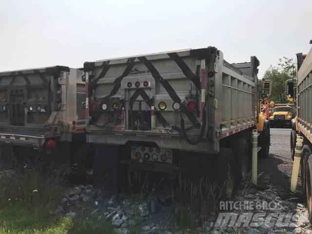Mack CV713 Разстилачки на пясък и сол