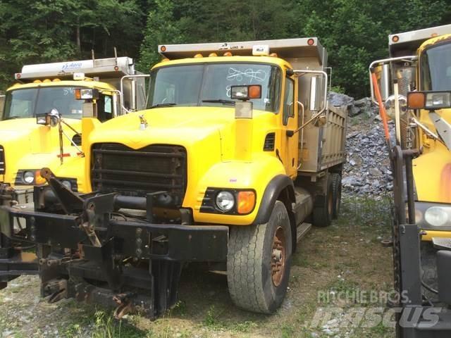 Mack CV713 Разстилачки на пясък и сол