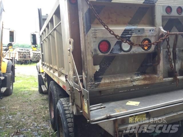 Mack CV713 Разстилачки на пясък и сол