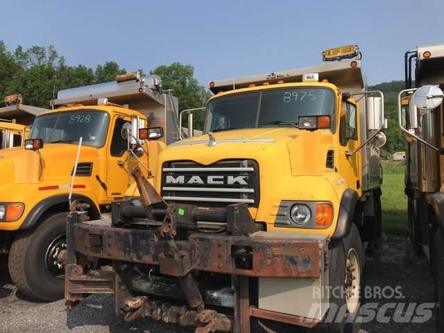Mack CV713 Разстилачки на пясък и сол