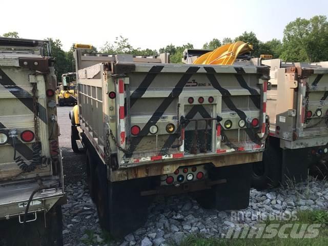 Mack CV713 Разстилачки на пясък и сол