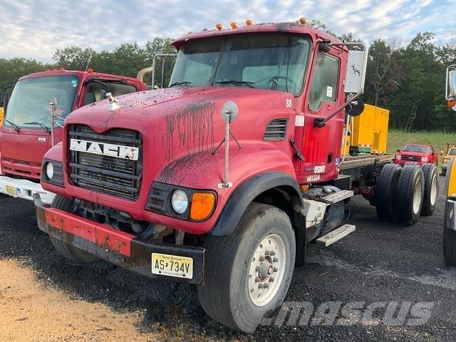 Mack CV713 Кабини