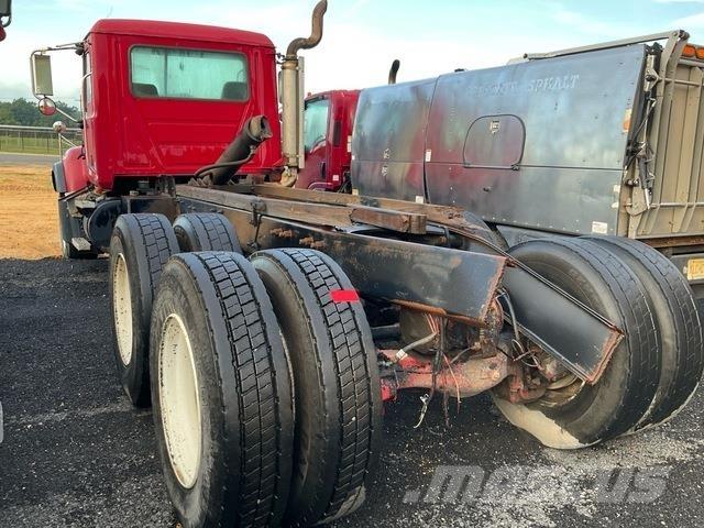 Mack CV713 Кабини