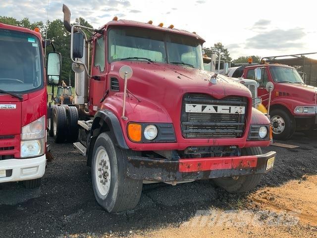 Mack CV713 Кабини