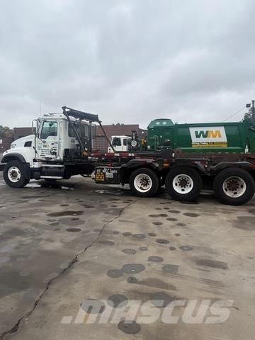 Mack CV713 Камиони със скипов подемник