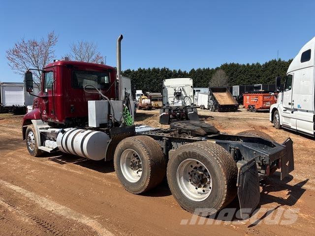 Mack CXU613 Влекачи