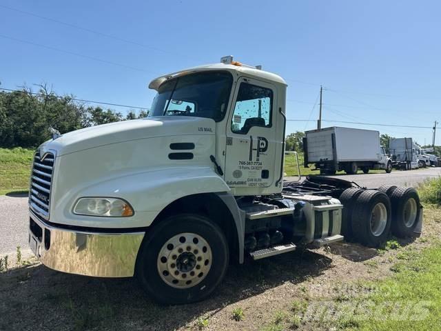 Mack CXU613 Влекачи