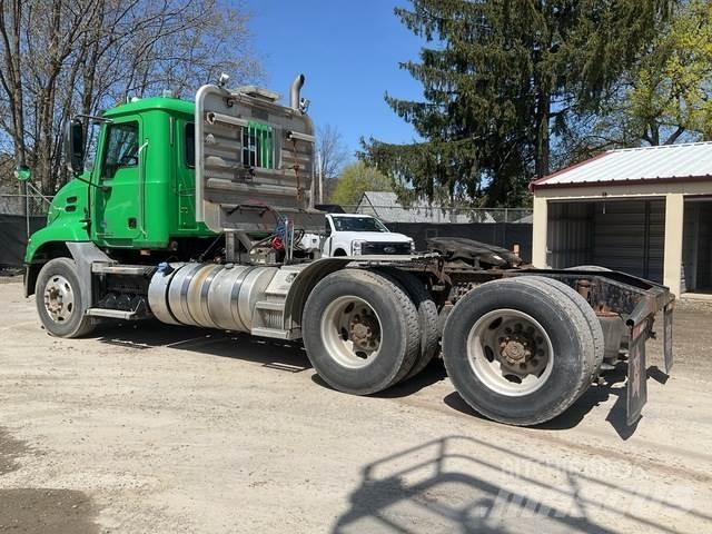 Mack CXU613 Влекачи