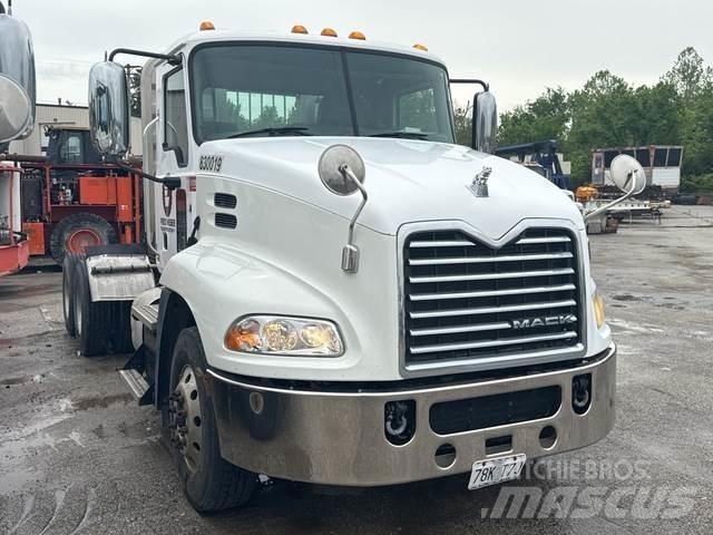 Mack CXU613 Влекачи