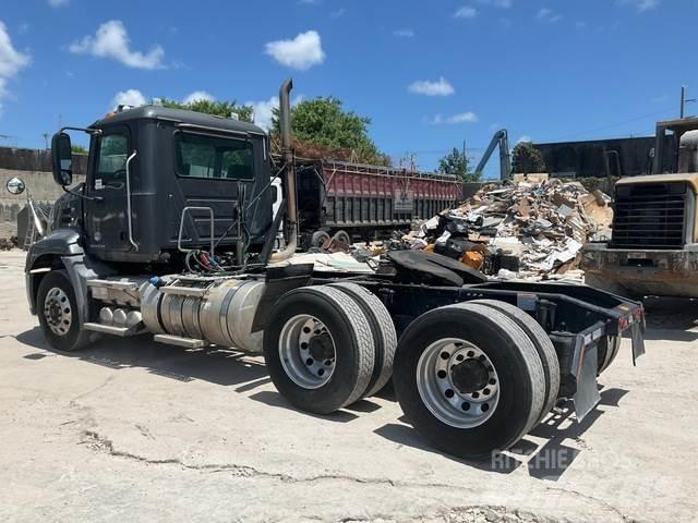 Mack CXU613 Влекачи