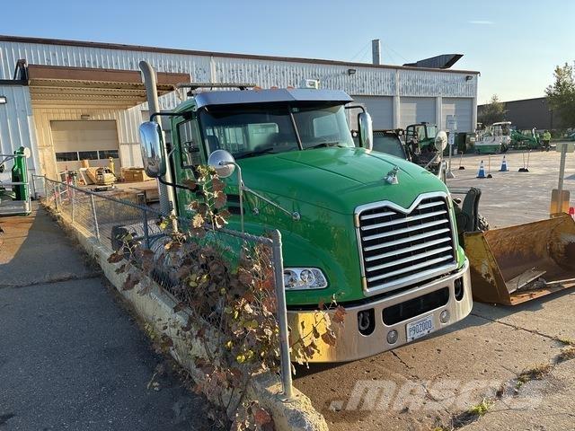 Mack CXU613 Влекачи