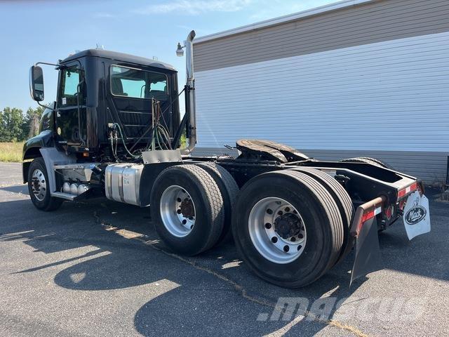 Mack CXU613 Влекачи