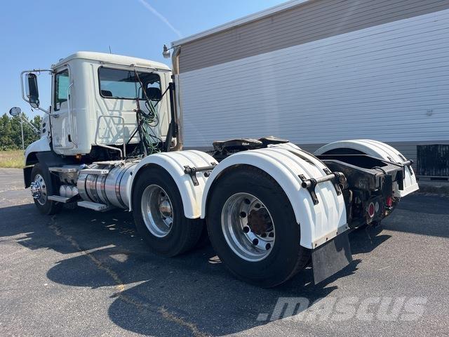 Mack CXU613 Влекачи