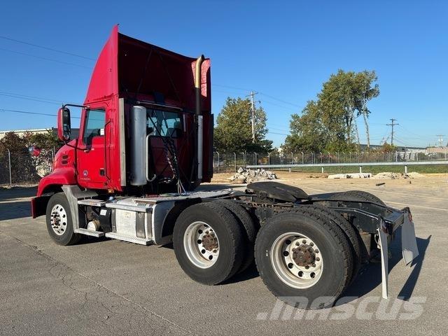 Mack CXU613 Влекачи