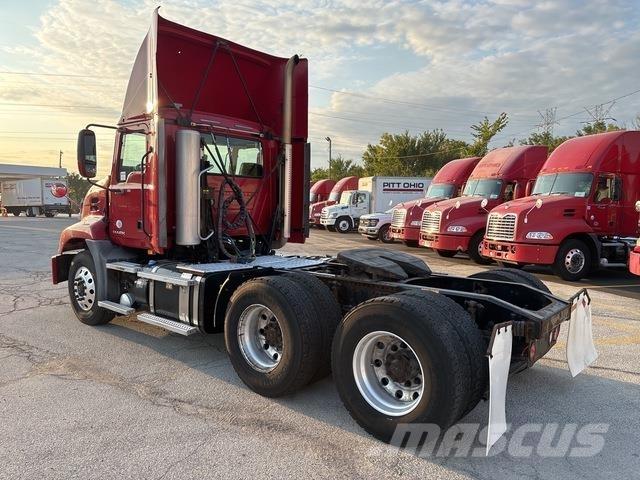 Mack CXU613 Влекачи
