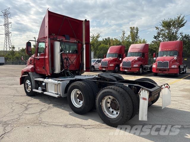 Mack CXU613 Влекачи