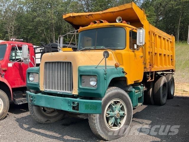 Mack DM686SX Самосвал