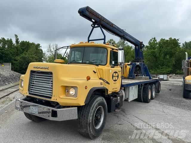 Mack DM688S Други