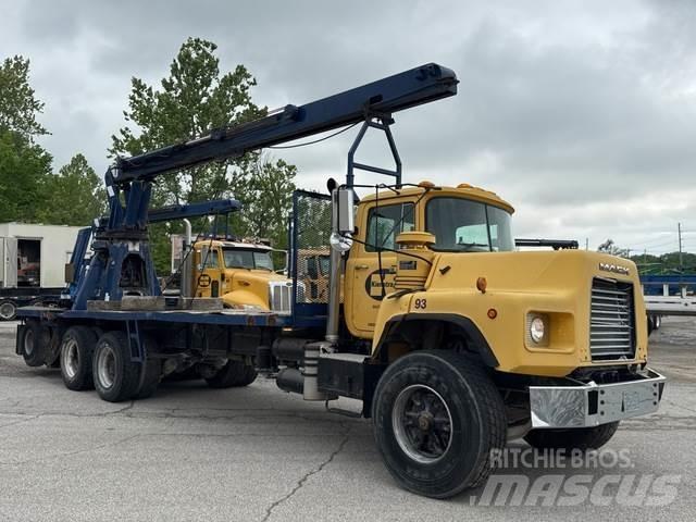 Mack DM688S Други