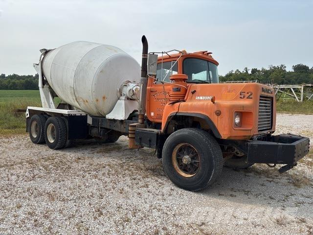 Mack DM690 Цистерни за вода
