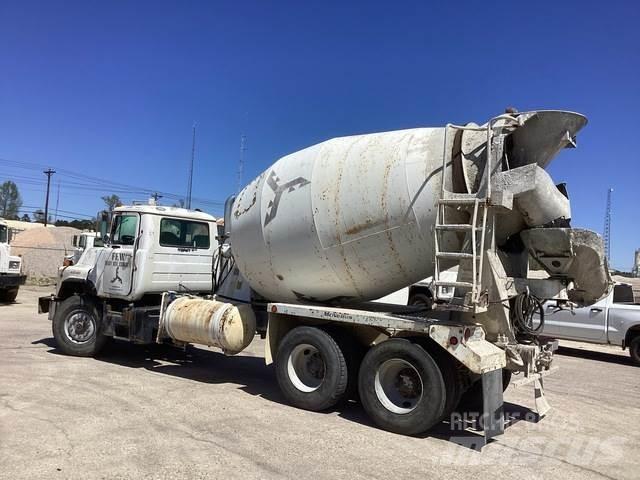Mack DM690S Други