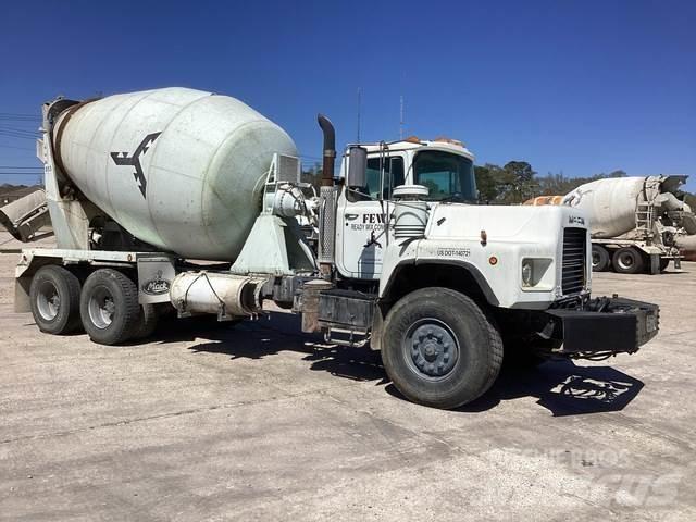 Mack DM690S Други