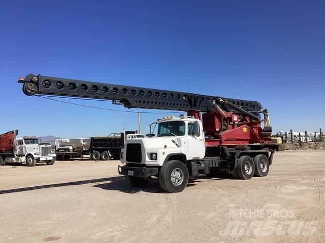 Mack DM690S Камиони с подвижни сондажни кули