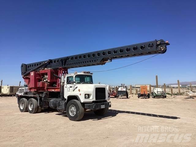 Mack DM690S Камиони с подвижни сондажни кули