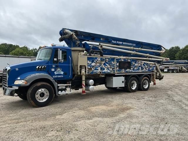 Mack GR64B Бетонопомпи
