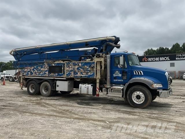 Mack GR64B Бетонопомпи
