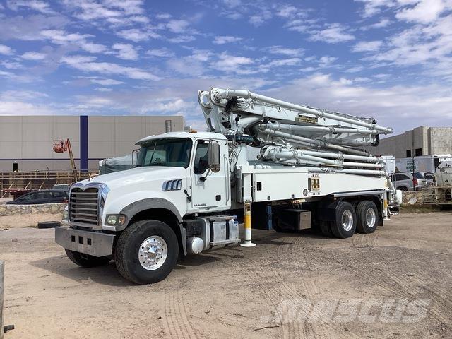 Mack GR64F Бетонопомпи
