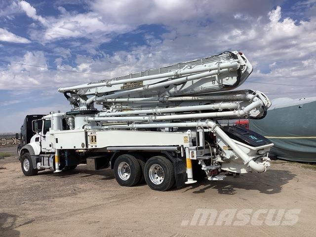 Mack GR64F Бетонопомпи
