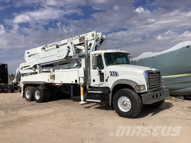Mack GR64F Бетонопомпи
