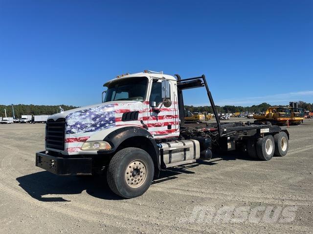 Mack GU533 Камиони с кран с кука