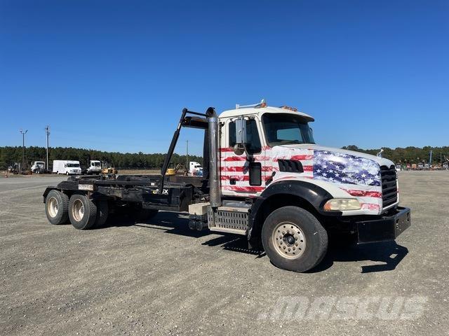 Mack GU533 Камиони с кран с кука