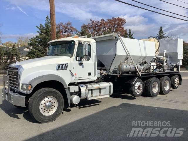Mack GU713 Автобетоновози
