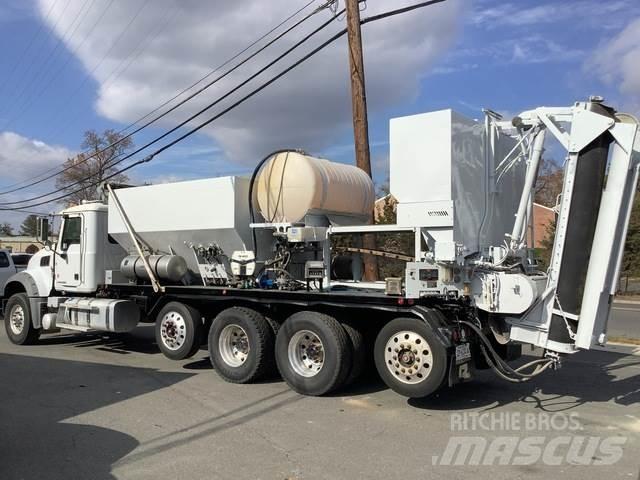 Mack GU713 Автобетоновози
