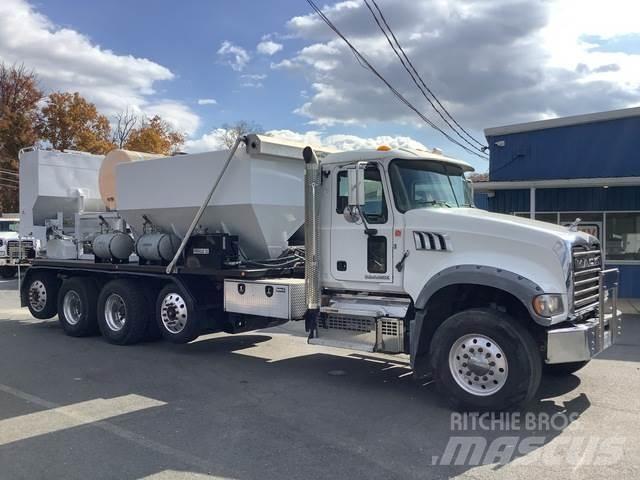 Mack GU713 Автобетоновози
