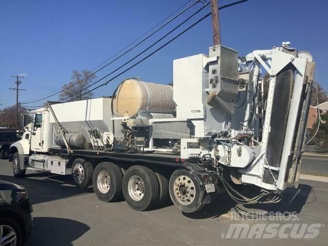 Mack GU713 Автобетоновози
