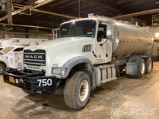 Mack GU713 Цистерни за вода
