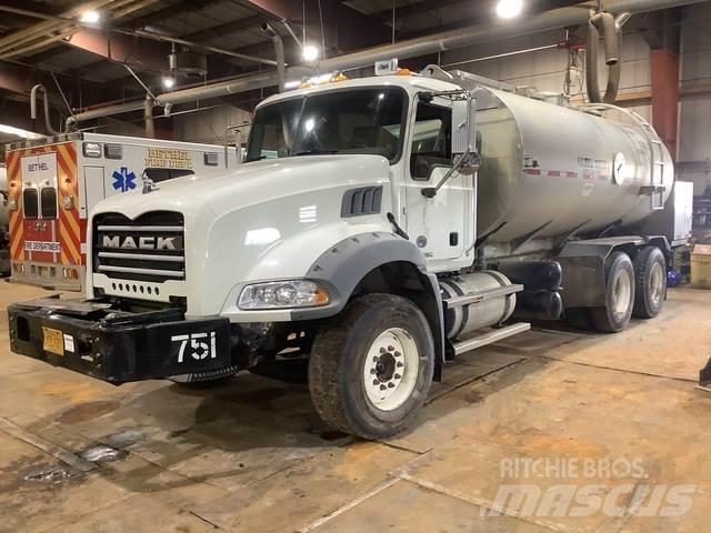Mack GU813 Цистерни за вода

